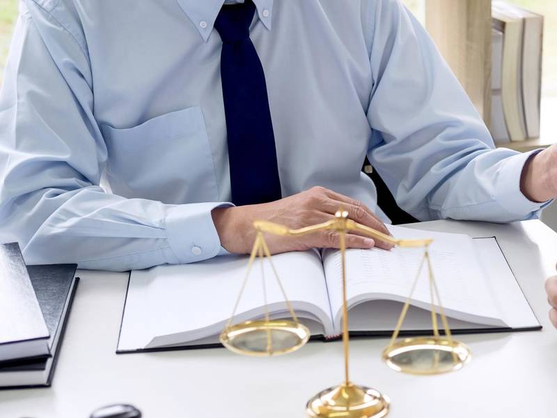 上海交通事故律师解析：车被撞对方逃逸，保险理赔全攻略