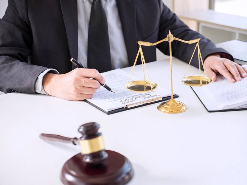 上海交通事故律师解析：逆行事故保险赔付的复杂情形